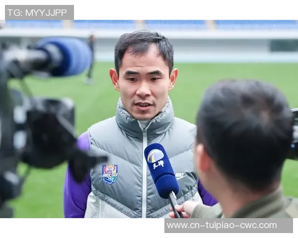 足球裁判郭皓的执法之路与职业生涯的精彩瞬间回顾